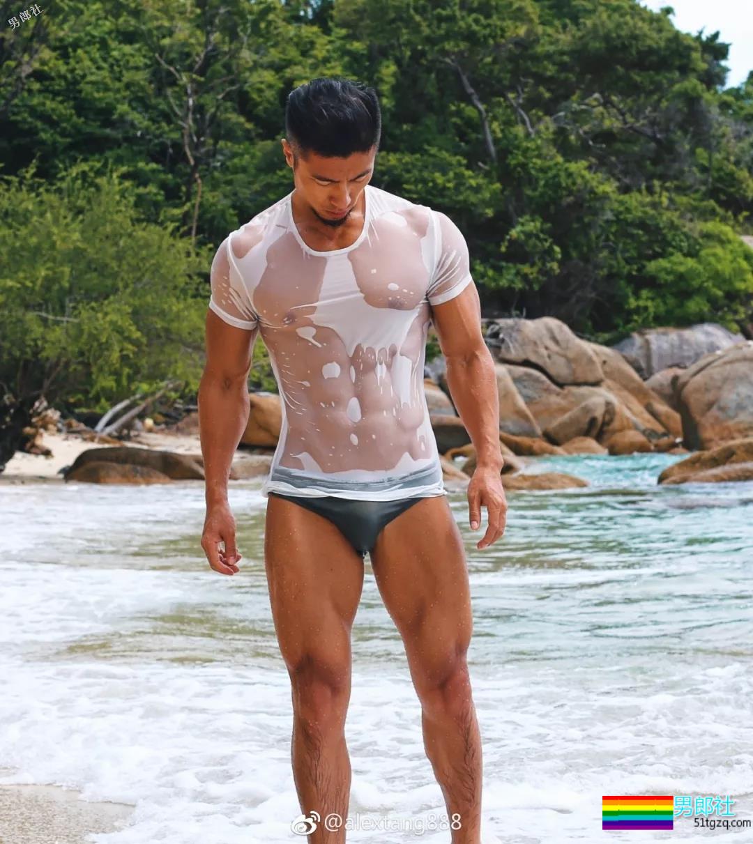 肌肉男穿泳裤力证自己有“大包”！ - 51虹马