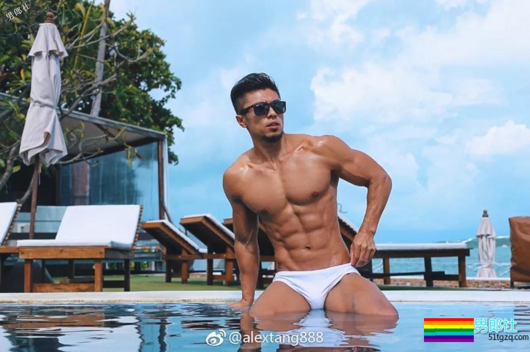 肌肉男穿泳裤力证自己有“大包”！ - 51虹马