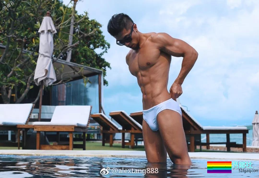 肌肉男穿泳裤力证自己有“大包”！ - 51虹马