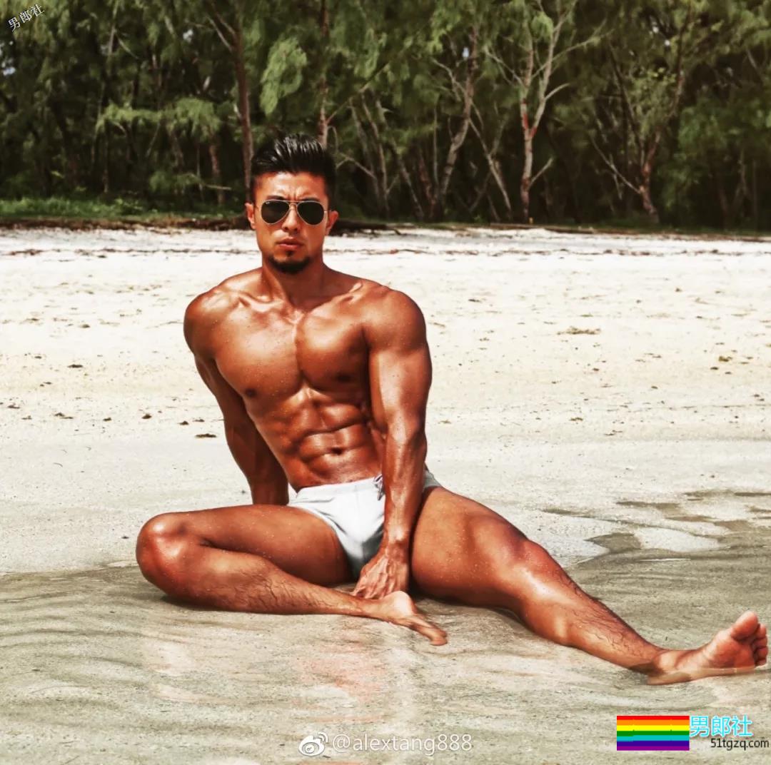 肌肉男穿泳裤力证自己有“大包”！ - 51虹马
