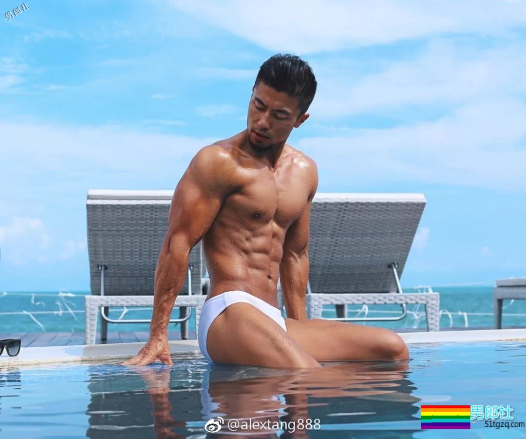 肌肉男穿泳裤力证自己有“大包”！ - 51虹马