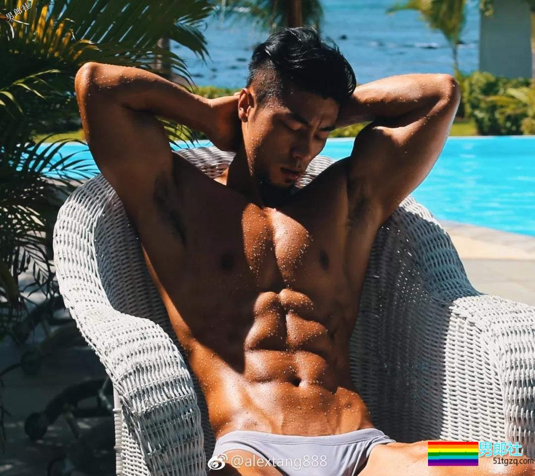 肌肉男穿泳裤力证自己有“大包”！ - 51虹马