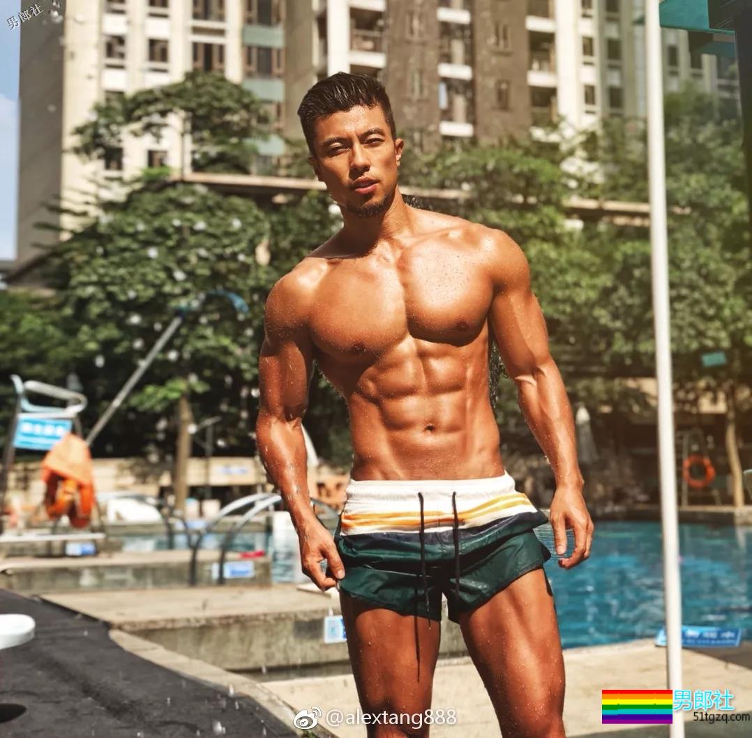 肌肉男穿泳裤力证自己有“大包”！ - 51虹马