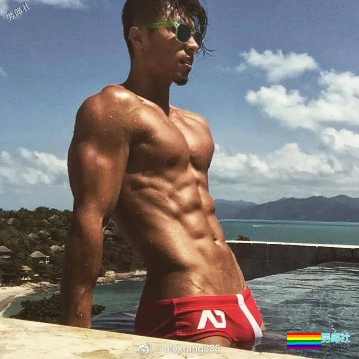 肌肉男穿泳裤力证自己有“大包”！ - 51虹马