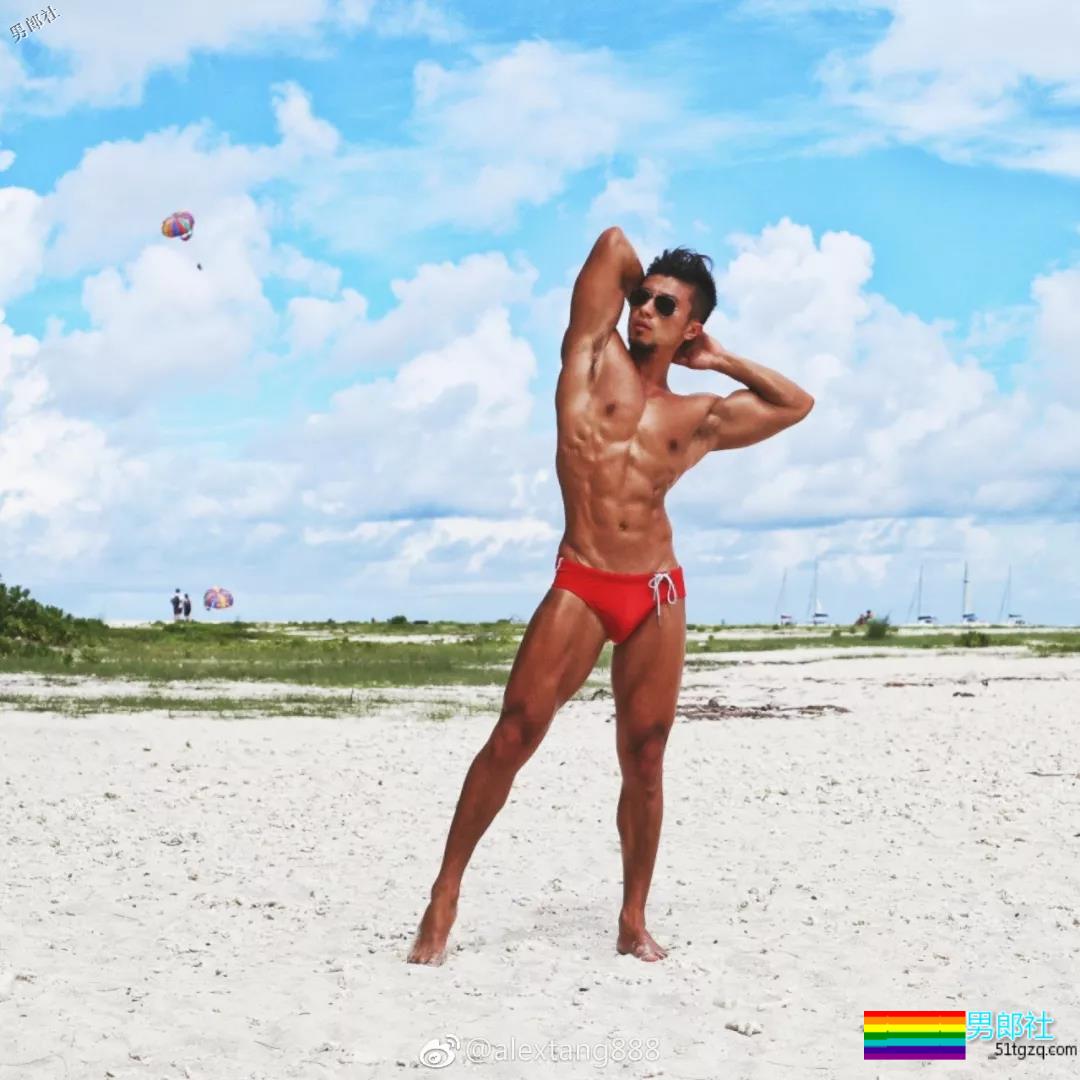 肌肉男穿泳裤力证自己有“大包”！ - 51虹马