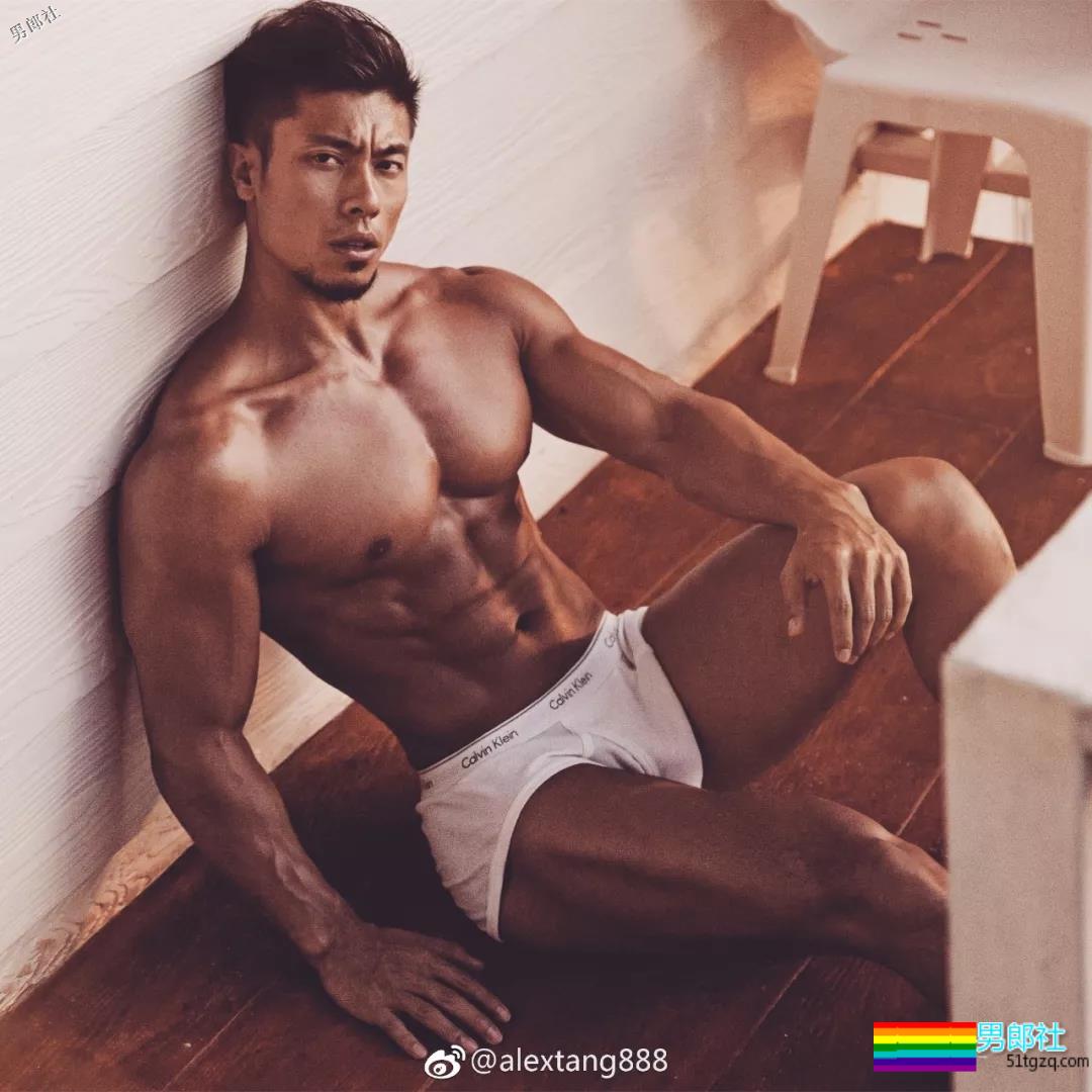 肌肉男穿泳裤力证自己有“大包”！ - 51虹马