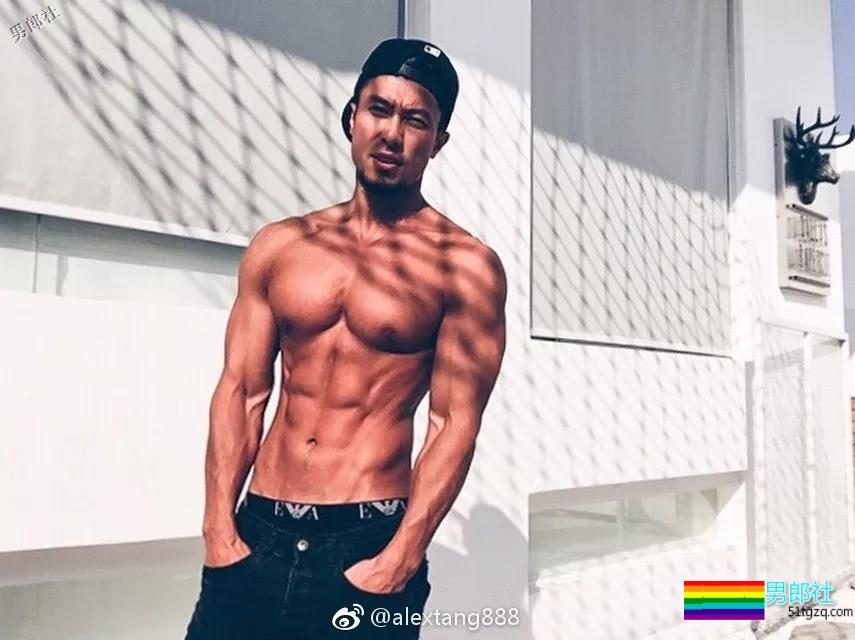 肌肉男穿泳裤力证自己有“大包”！ - 51虹马