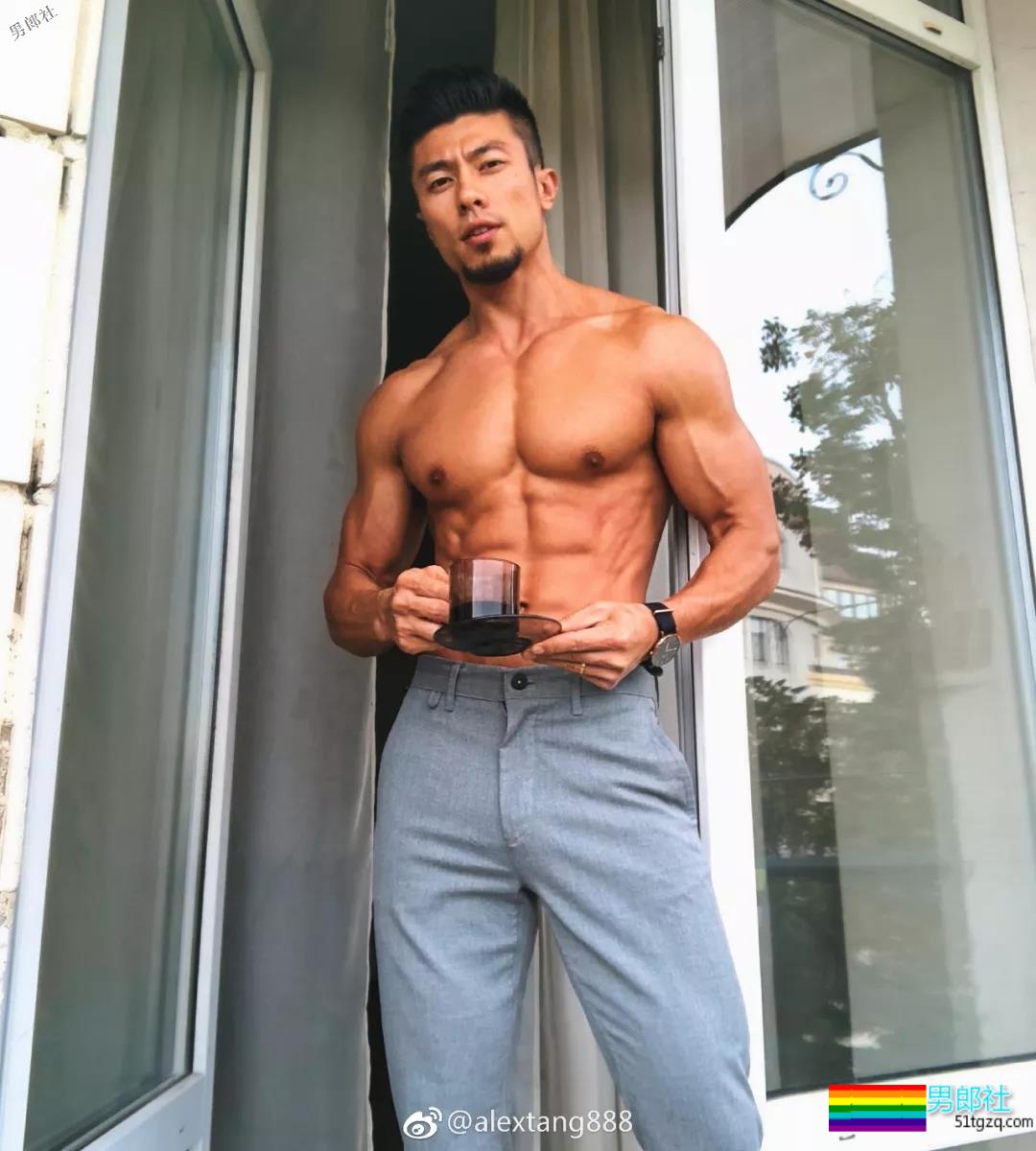 肌肉男穿泳裤力证自己有“大包”！ - 51虹马