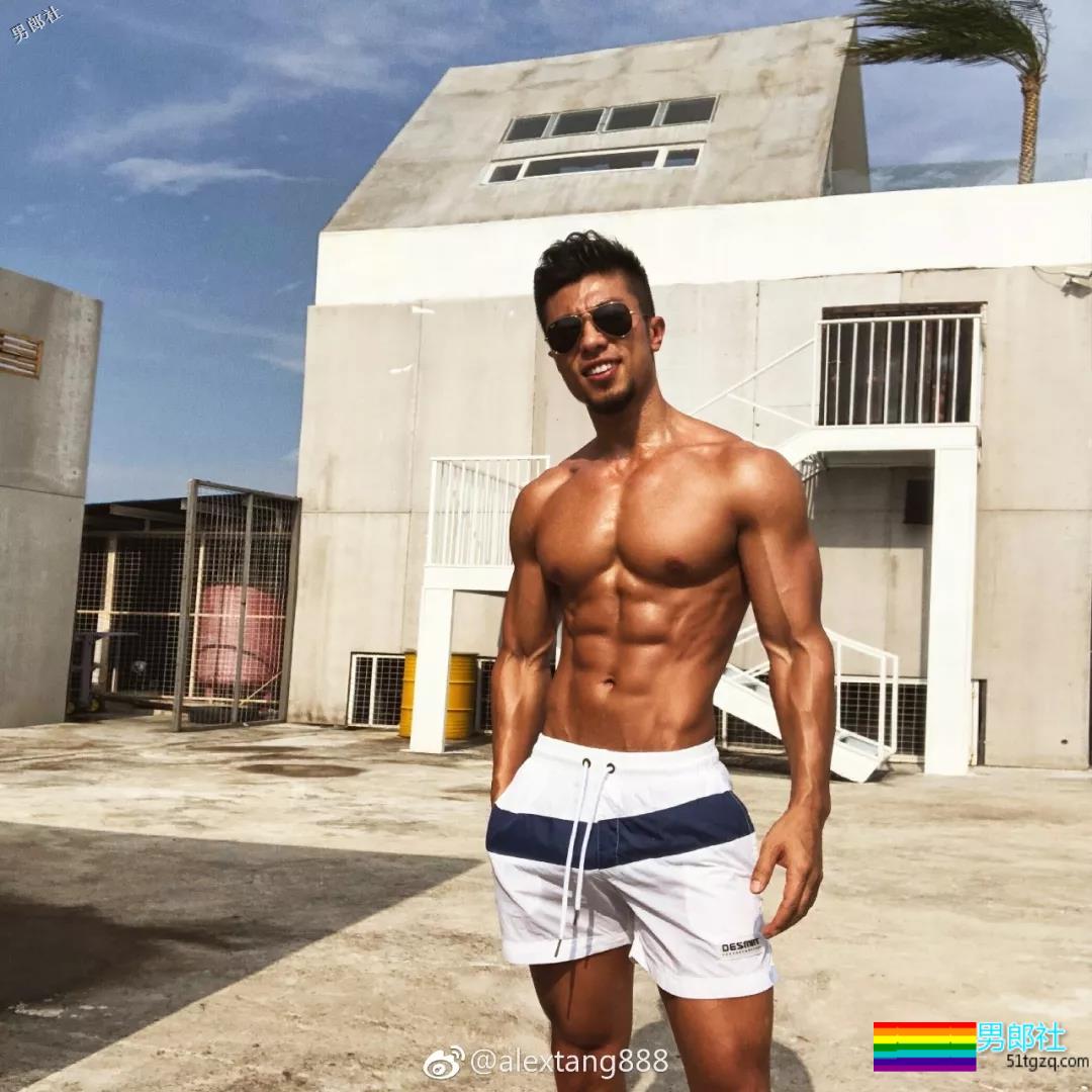 肌肉男穿泳裤力证自己有“大包”！ - 51虹马