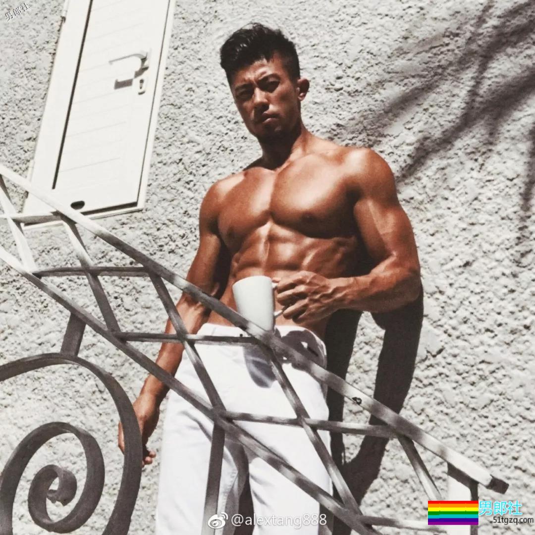 肌肉男穿泳裤力证自己有“大包”！ - 51虹马