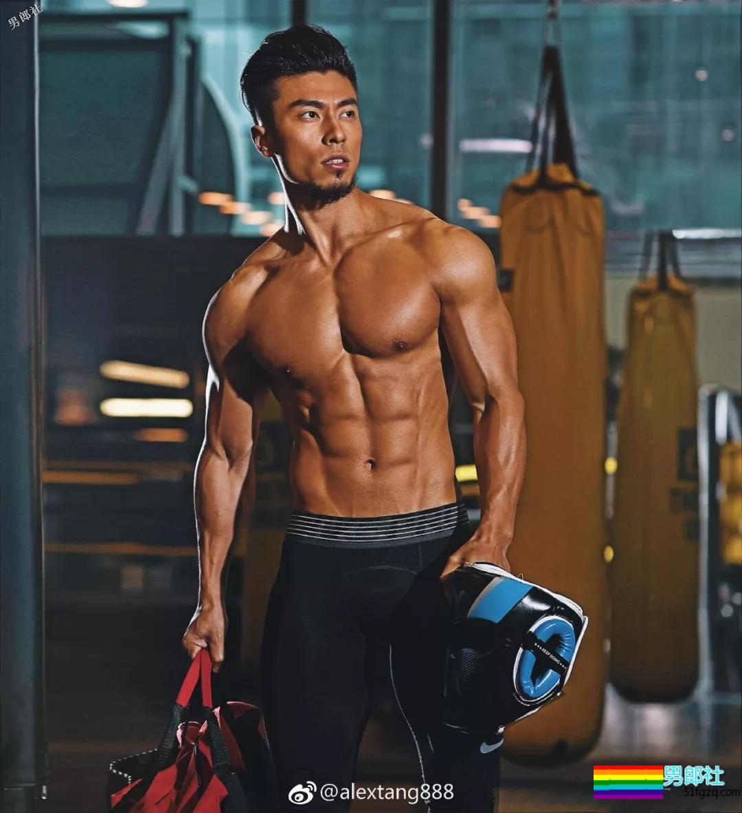 肌肉男穿泳裤力证自己有“大包”！ - 51虹马