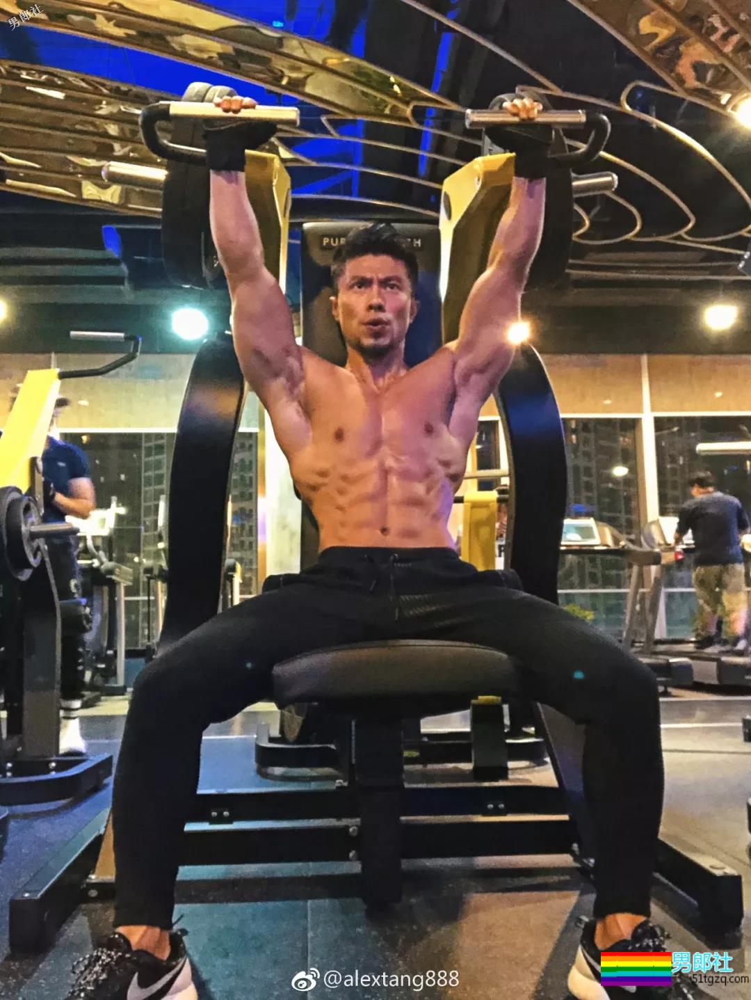 肌肉男穿泳裤力证自己有“大包”！ - 51虹马