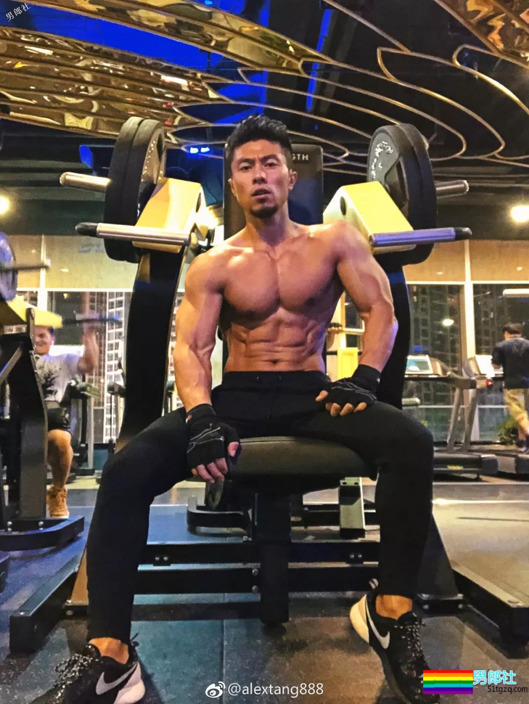 肌肉男穿泳裤力证自己有“大包”！ - 51虹马