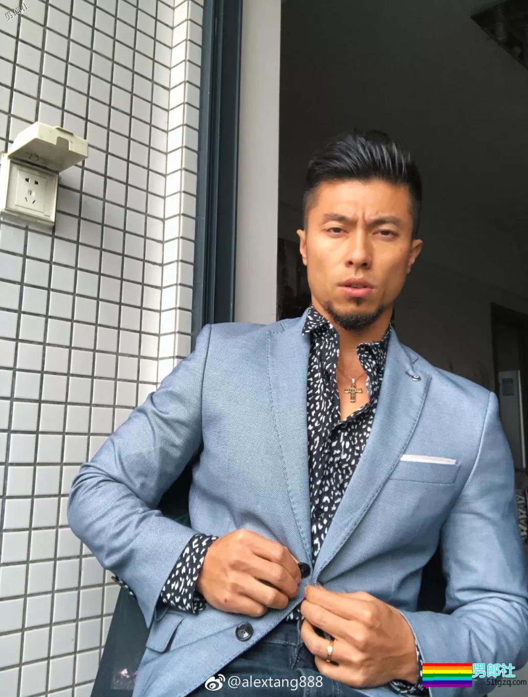 肌肉男穿泳裤力证自己有“大包”！ - 51虹马