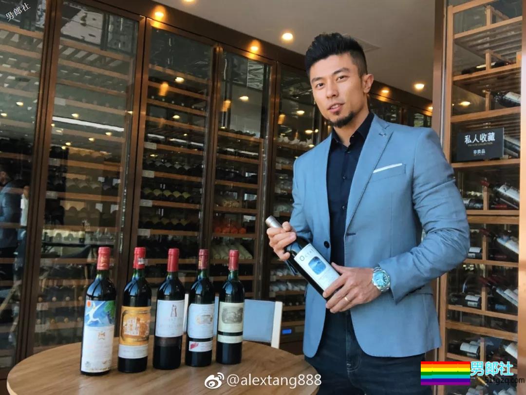 肌肉男穿泳裤力证自己有“大包”！ - 51虹马