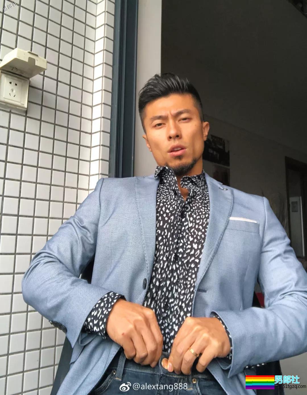 肌肉男穿泳裤力证自己有“大包”！ - 51虹马