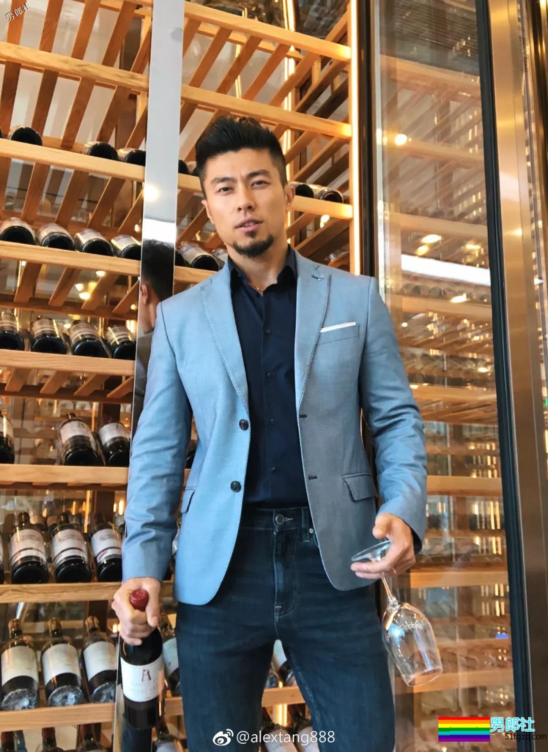 肌肉男穿泳裤力证自己有“大包”！ - 51虹马