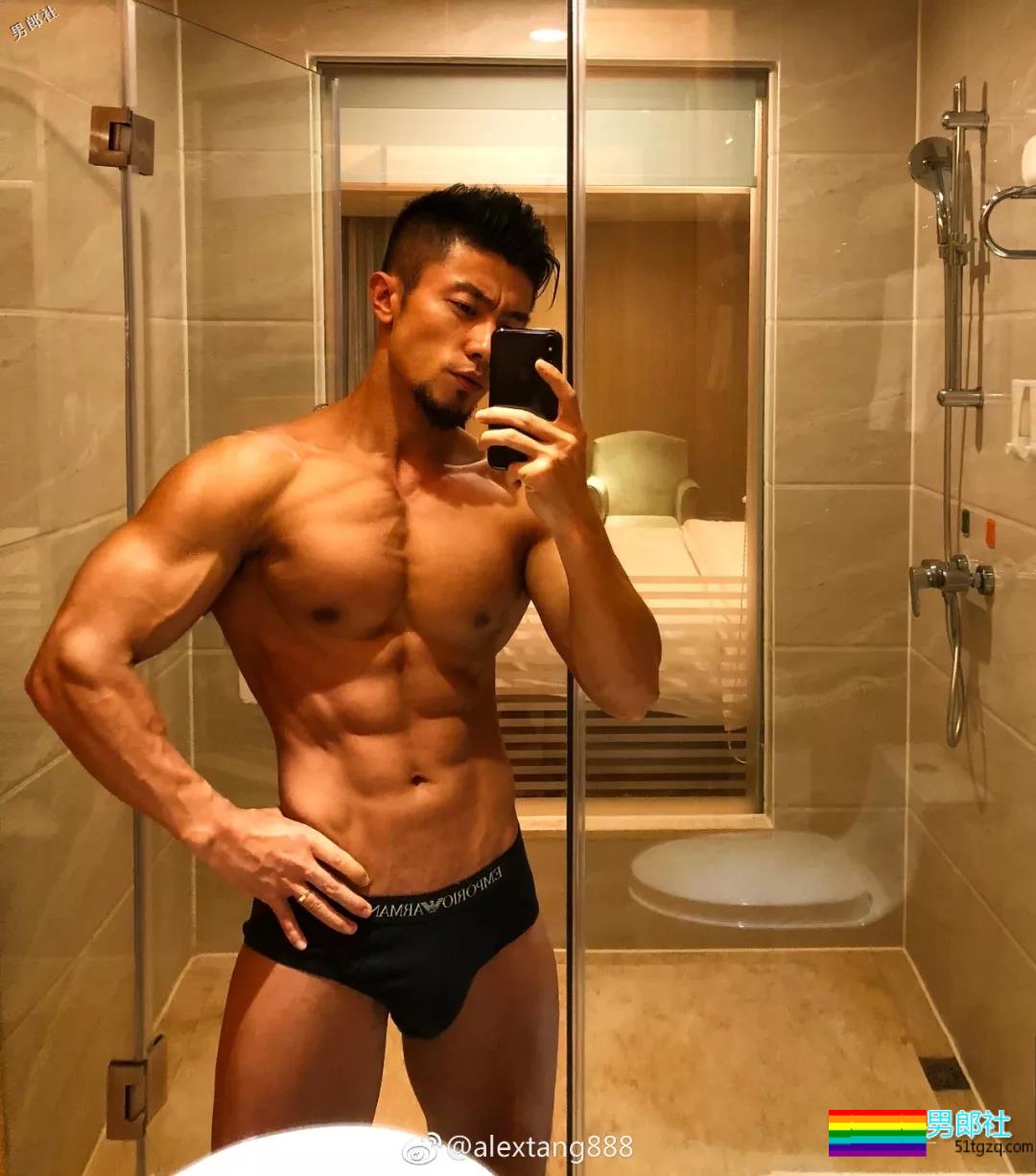 肌肉男穿泳裤力证自己有“大包”！ - 51虹马