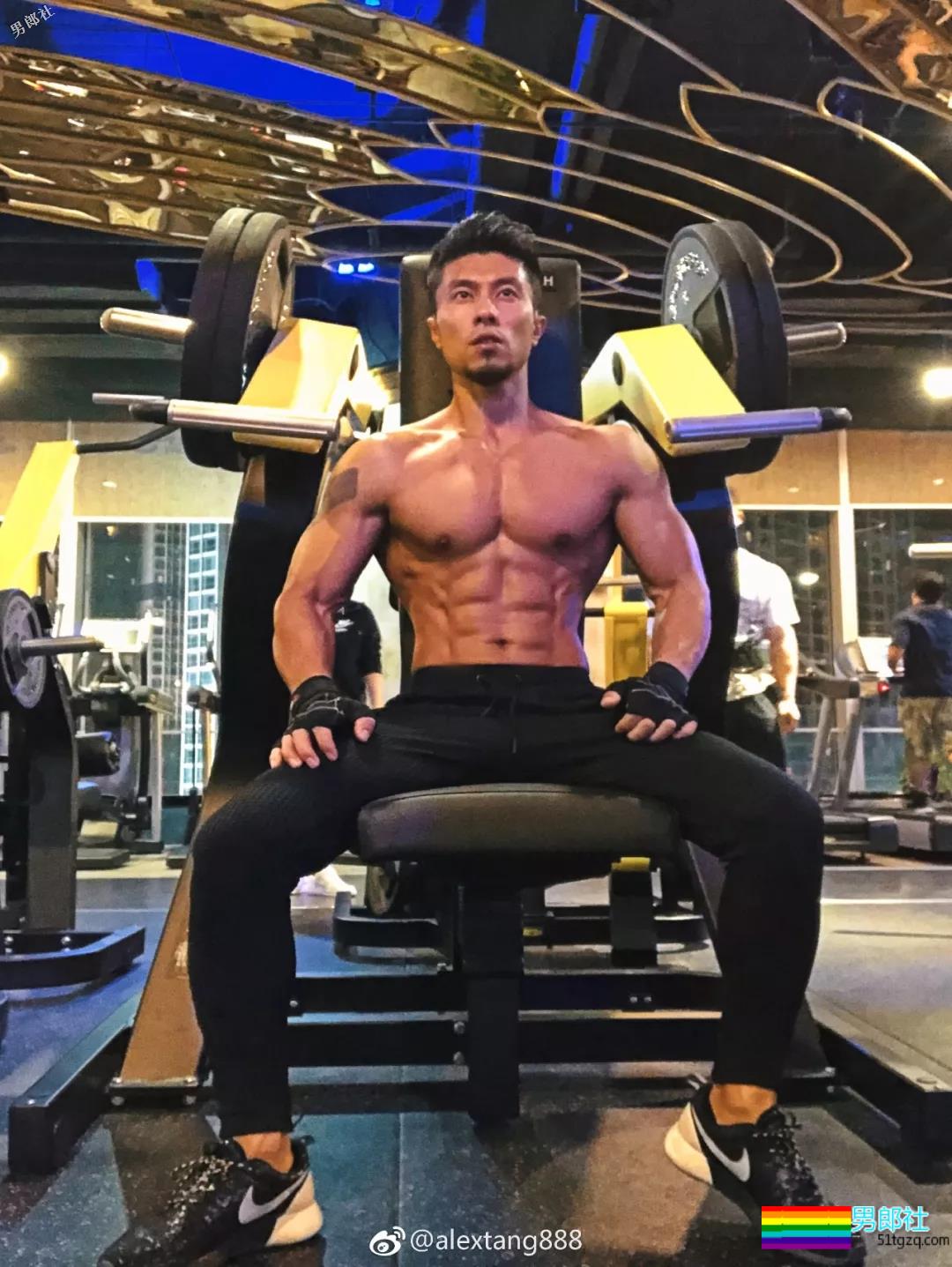 肌肉男穿泳裤力证自己有“大包”！ - 51虹马