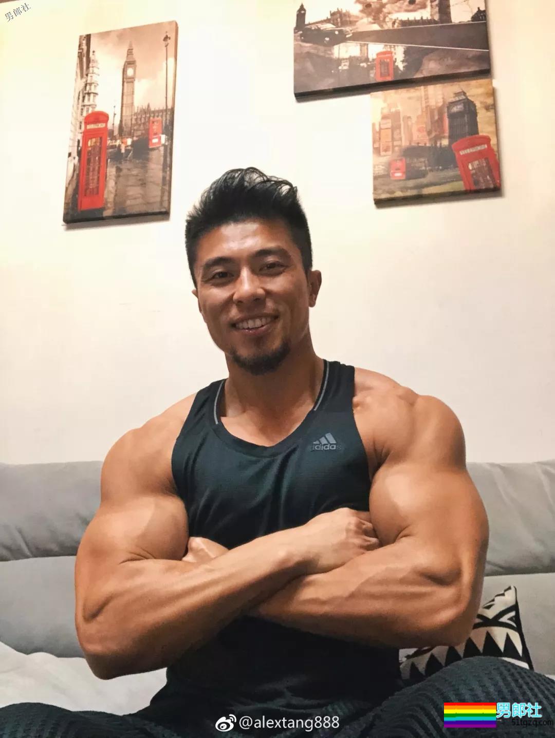 肌肉男穿泳裤力证自己有“大包”！ - 51虹马