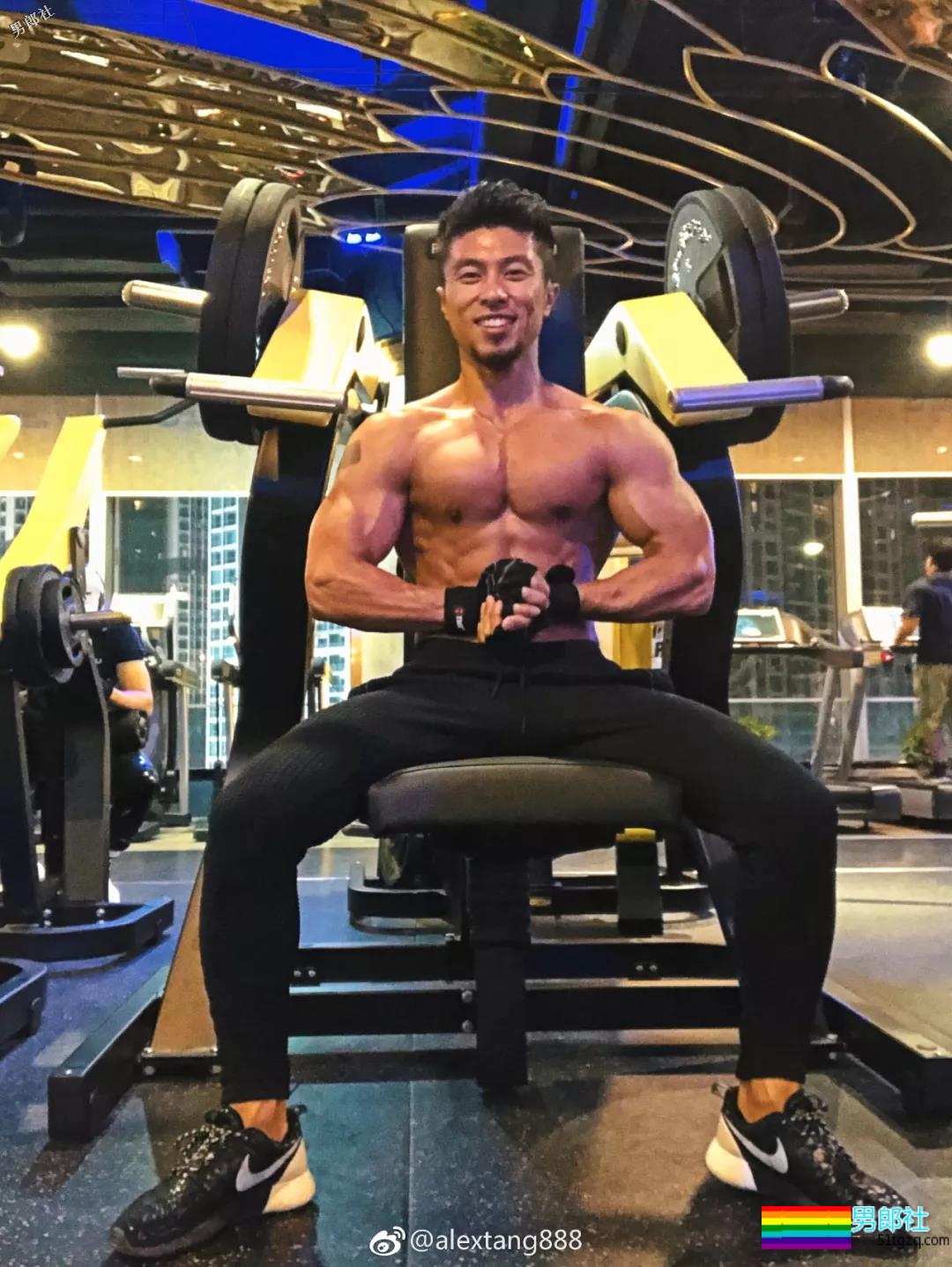 肌肉男穿泳裤力证自己有“大包”！ - 51虹马