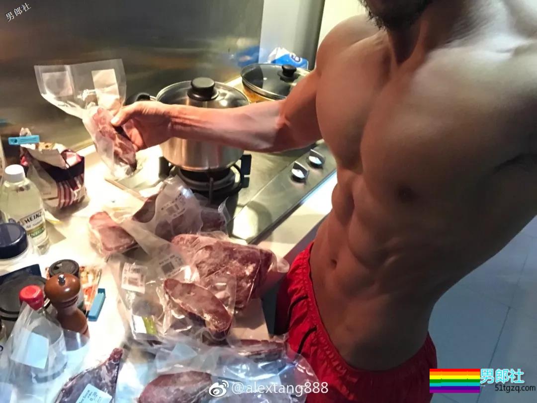 肌肉男穿泳裤力证自己有“大包”！ - 51虹马