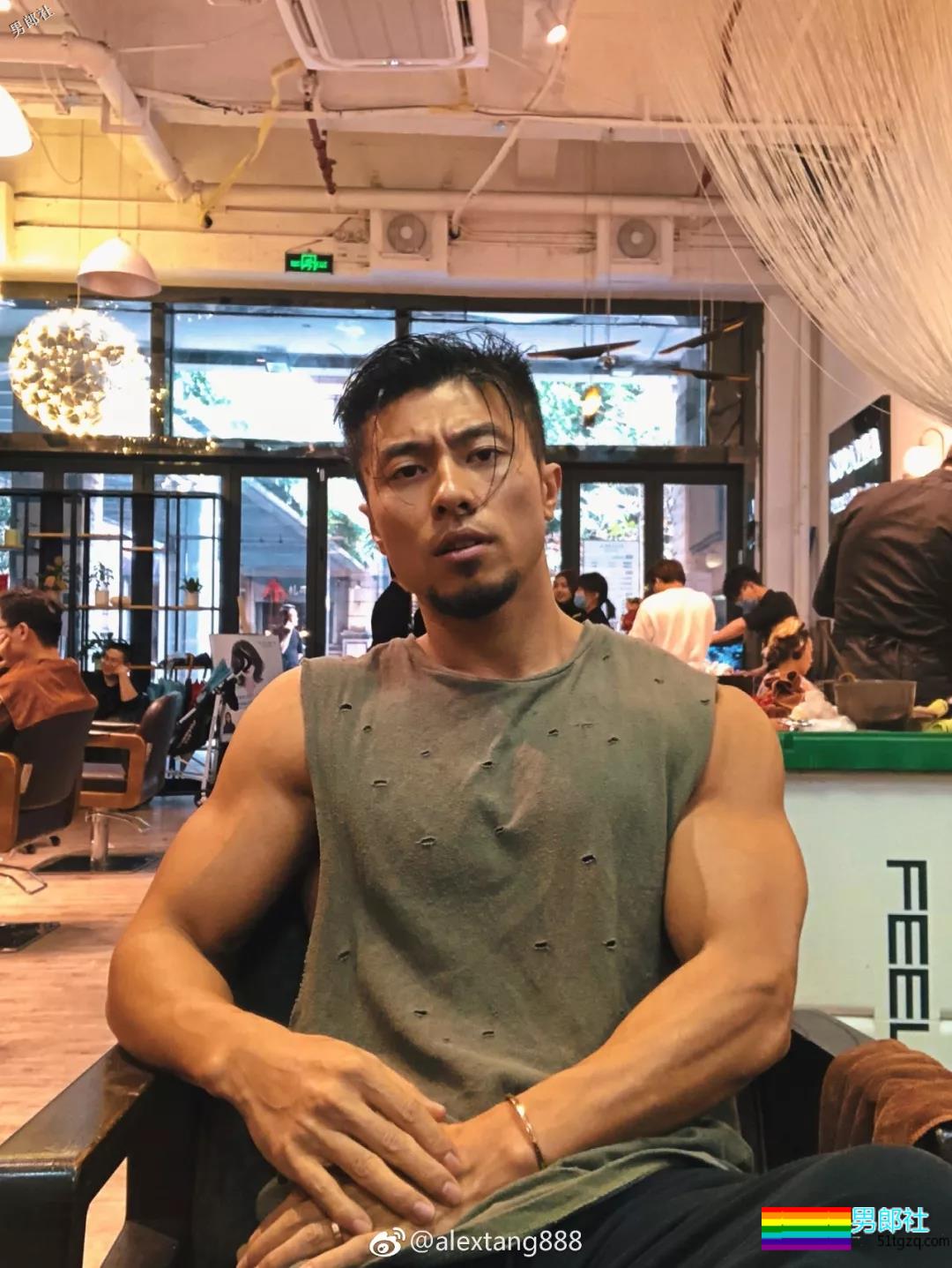 肌肉男穿泳裤力证自己有“大包”！ - 51虹马