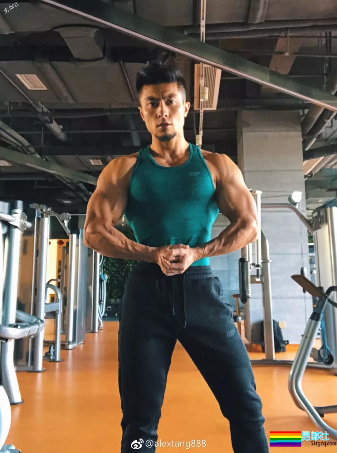 肌肉男穿泳裤力证自己有“大包”！ - 51虹马