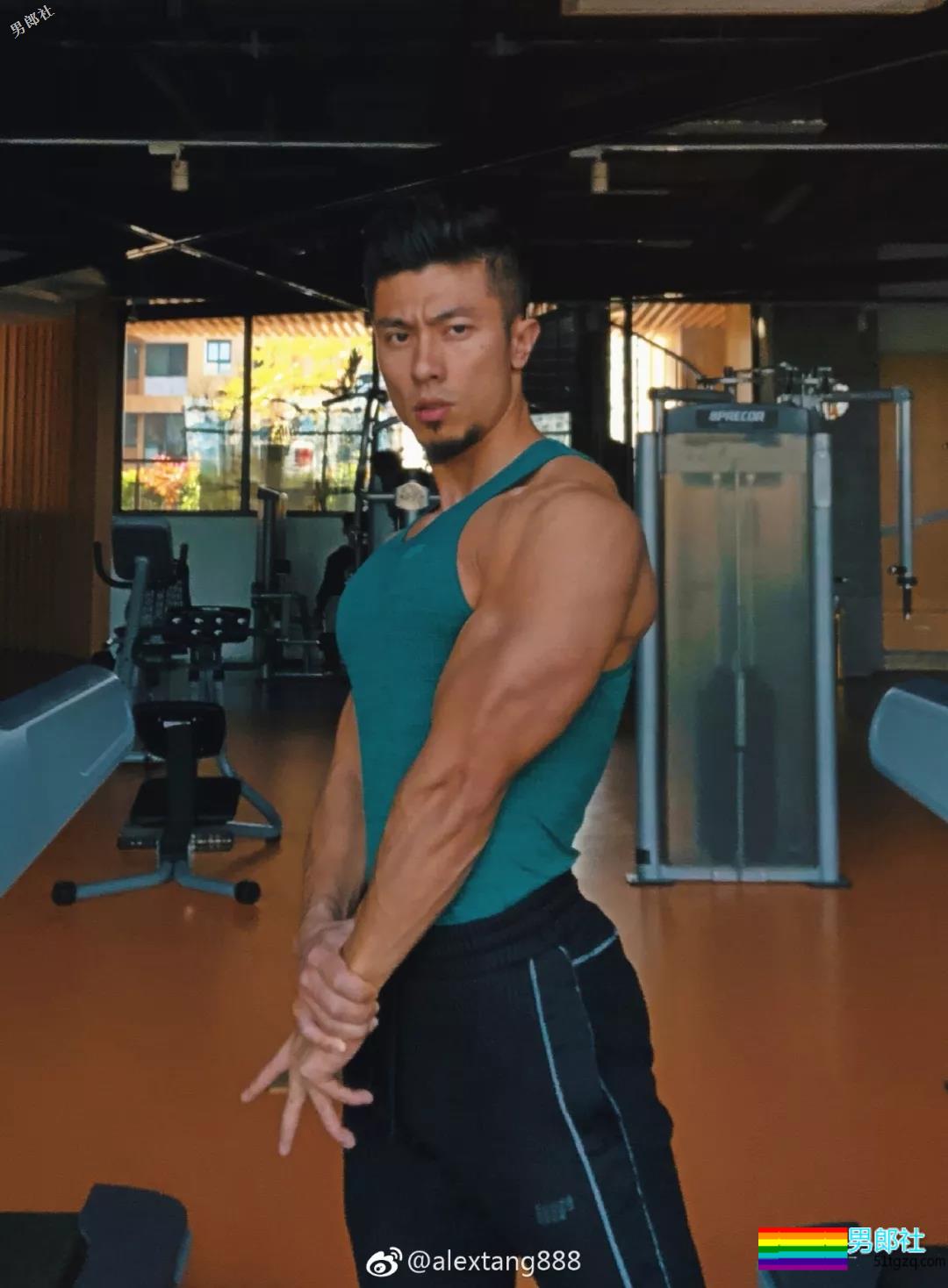 肌肉男穿泳裤力证自己有“大包”！ - 51虹马