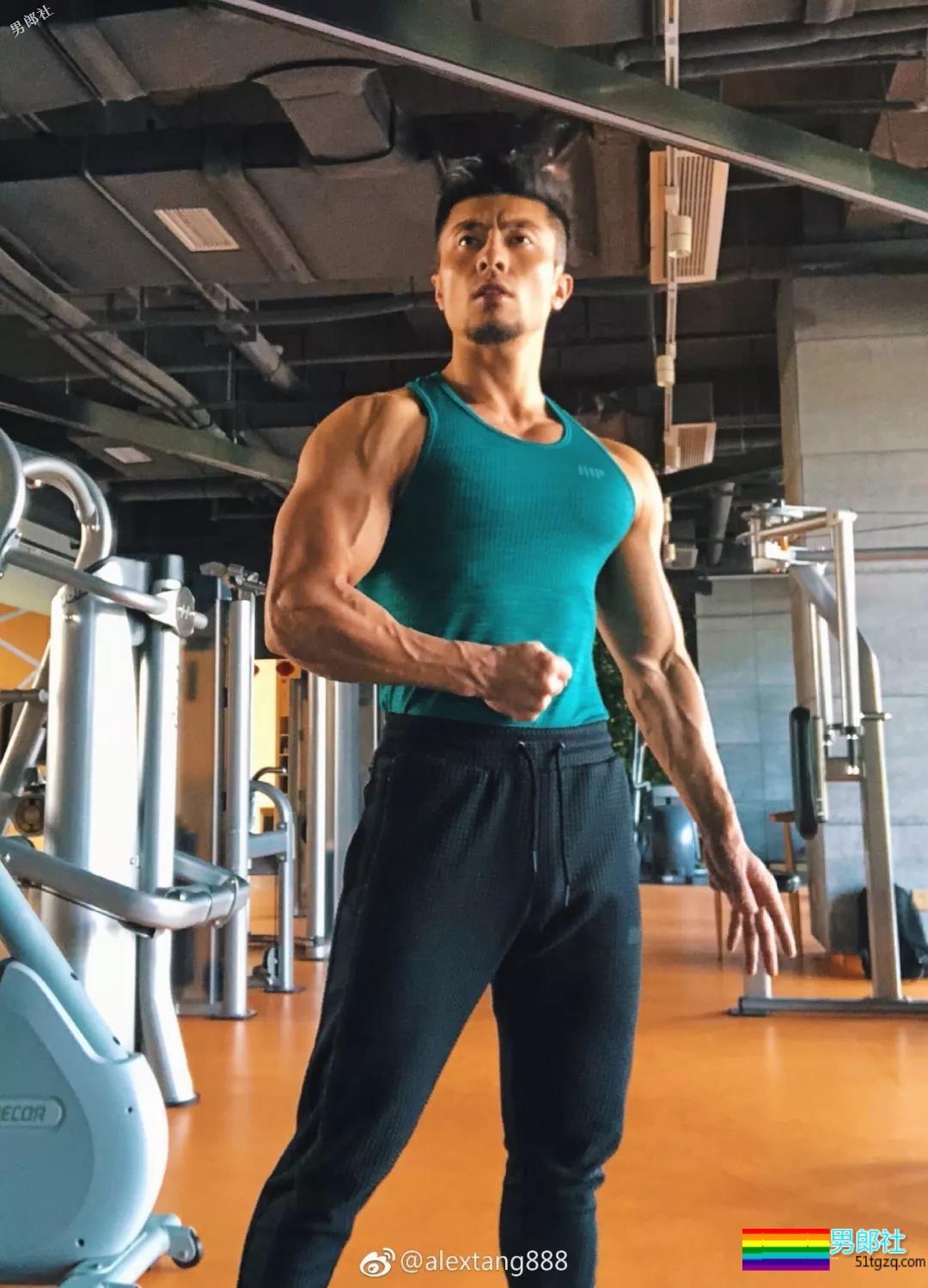 肌肉男穿泳裤力证自己有“大包”！ - 51虹马