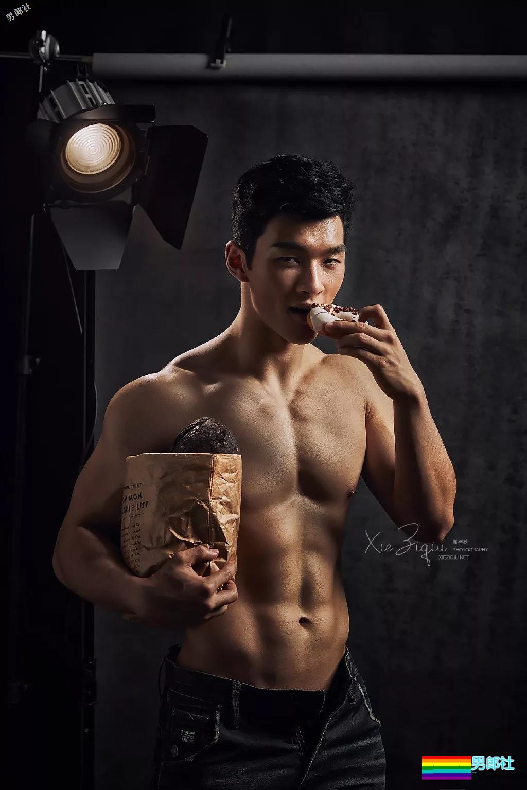 制服下隐藏的壮硕肌肉的正装空少，被肌肉师兄搂住~太Sexxy！-51虹马