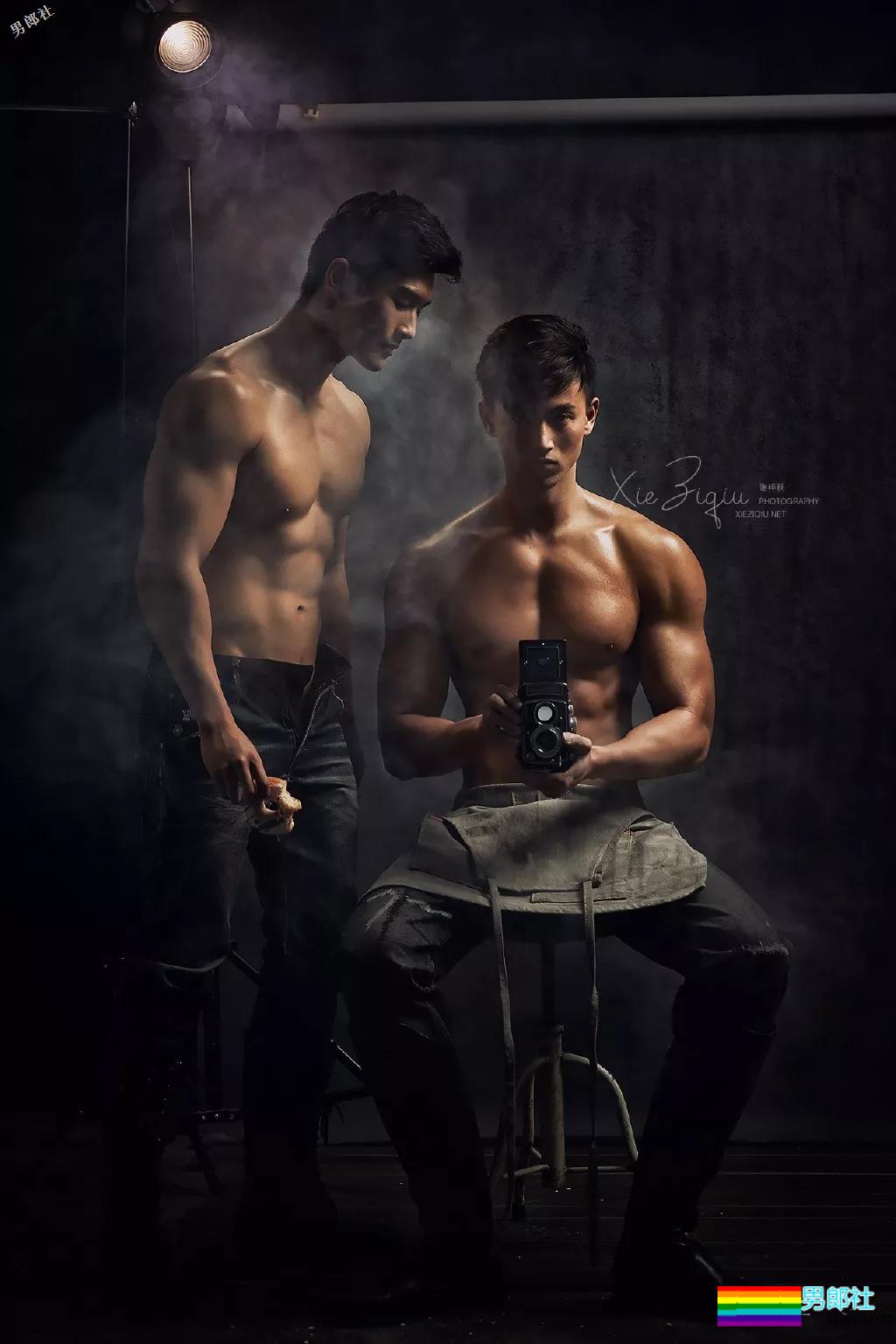 制服下隐藏的壮硕肌肉的正装空少，被肌肉师兄搂住~太Sexxy！ - 51虹马