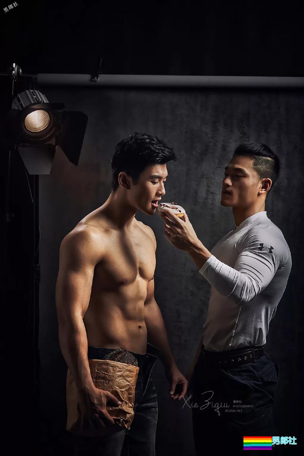 制服下隐藏的壮硕肌肉的正装空少,被肌肉师兄搂住~太Sexxy! - 51虹马 制服下隐藏的壮硕肌肉的正装空少,被肌肉师兄搂住~太Sexxy! - 51虹马