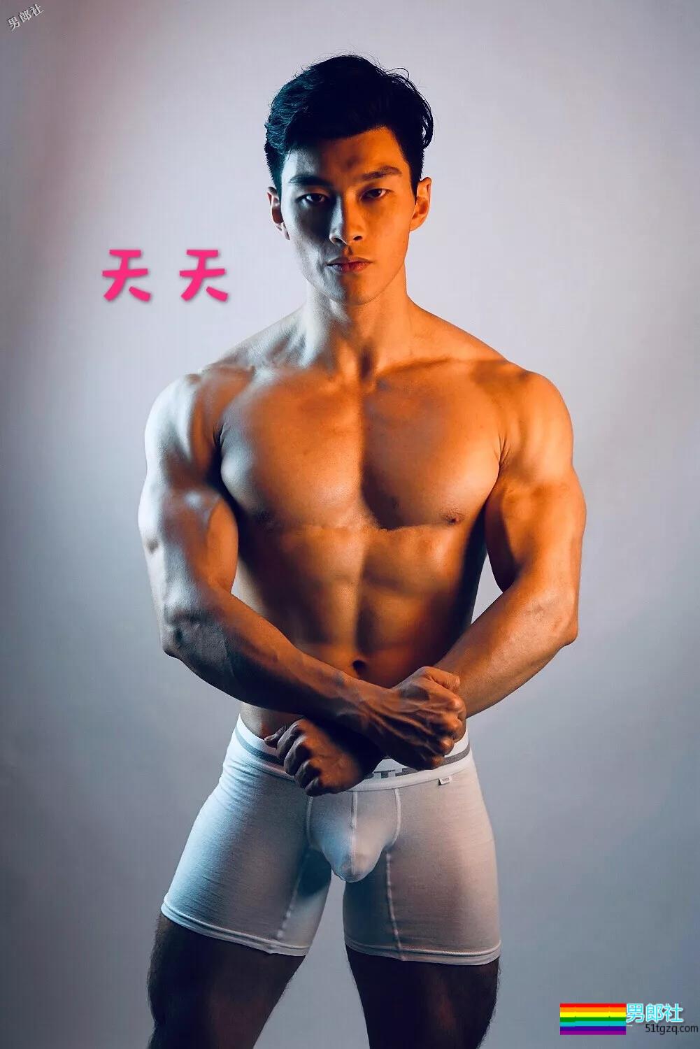 制服下隐藏的壮硕肌肉的正装空少，被肌肉师兄搂住~太Sexxy！ - 51虹马