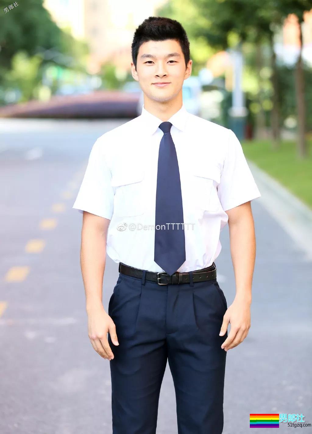 制服下隐藏的壮硕肌肉的正装空少，被肌肉师兄搂住~太Sexxy！ - 51虹马