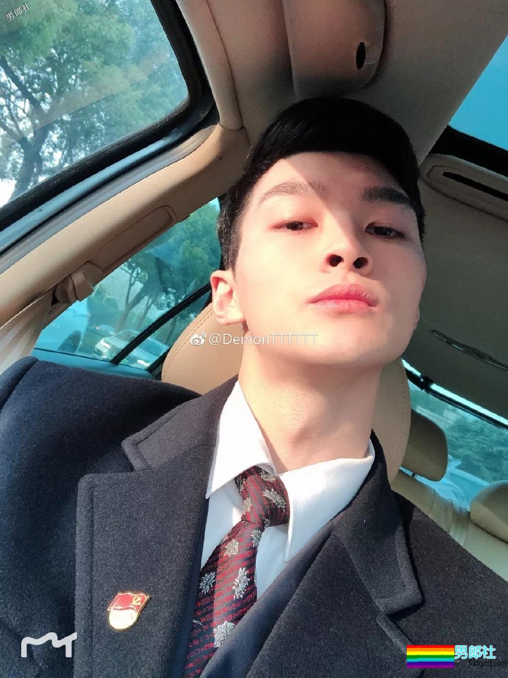 制服下隐藏的壮硕肌肉的正装空少,被肌肉师兄搂住~太Sexxy! - 51虹马 制服下隐藏的壮硕肌肉的正装空少,被肌肉师兄搂住~太Sexxy! - 51虹马