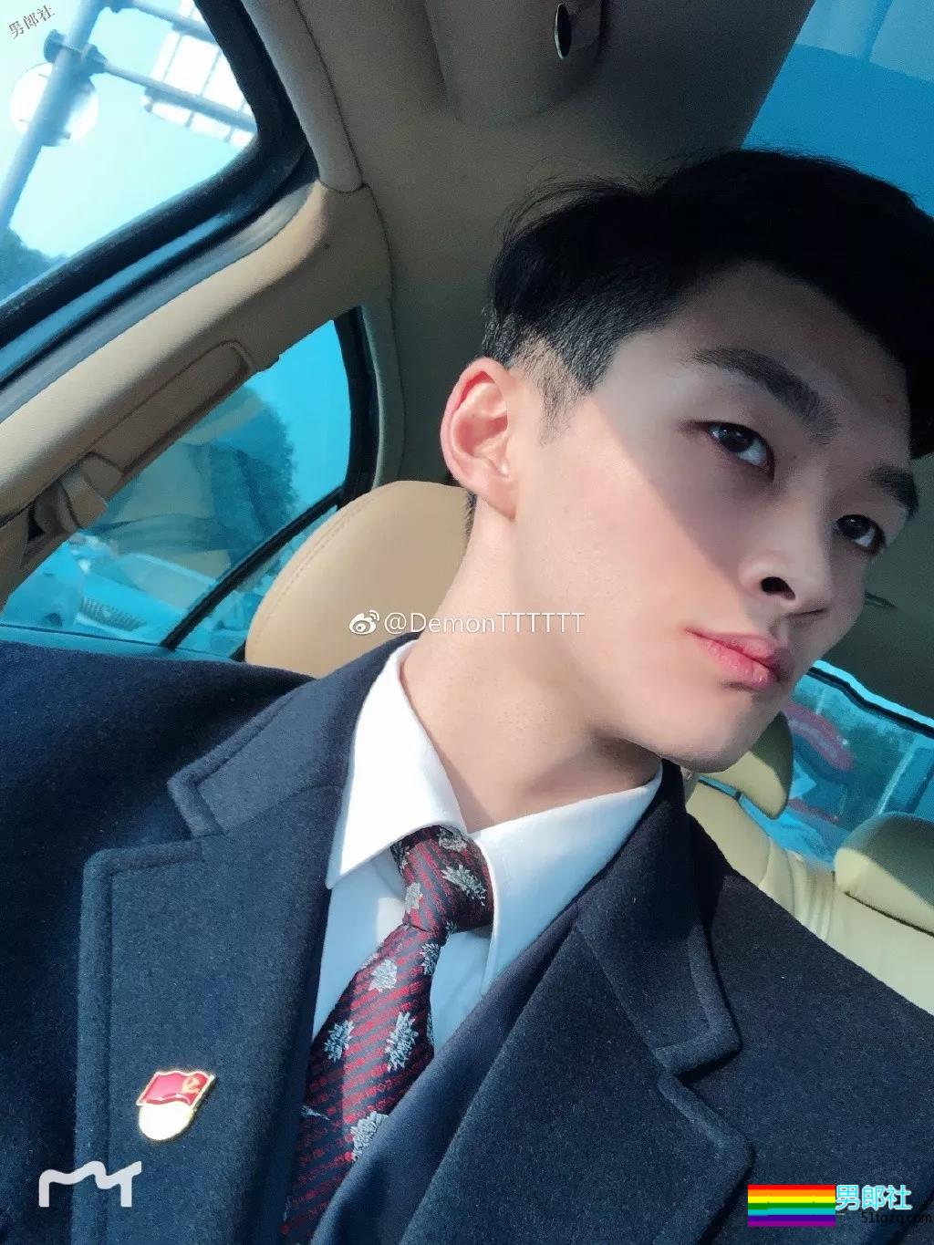 制服下隐藏的壮硕肌肉的正装空少，被肌肉师兄搂住~太Sexxy！ - 51虹马