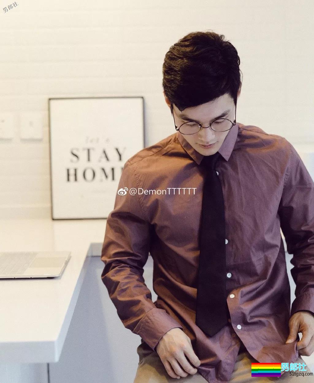 制服下隐藏的壮硕肌肉的正装空少,被肌肉师兄搂住~太Sexxy! - 51虹马 制服下隐藏的壮硕肌肉的正装空少,被肌肉师兄搂住~太Sexxy! - 51虹马