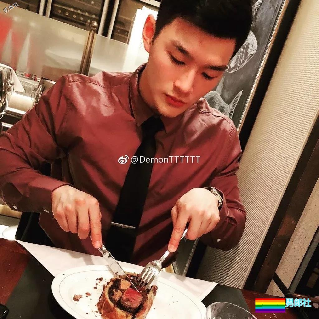 制服下隐藏的壮硕肌肉的正装空少，被肌肉师兄搂住~太Sexxy！ - 51虹马