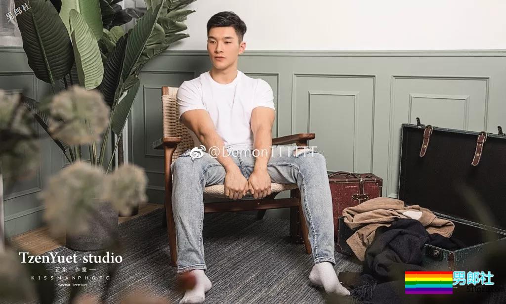 制服下隐藏的壮硕肌肉的正装空少，被肌肉师兄搂住~太Sexxy！ - 51虹马