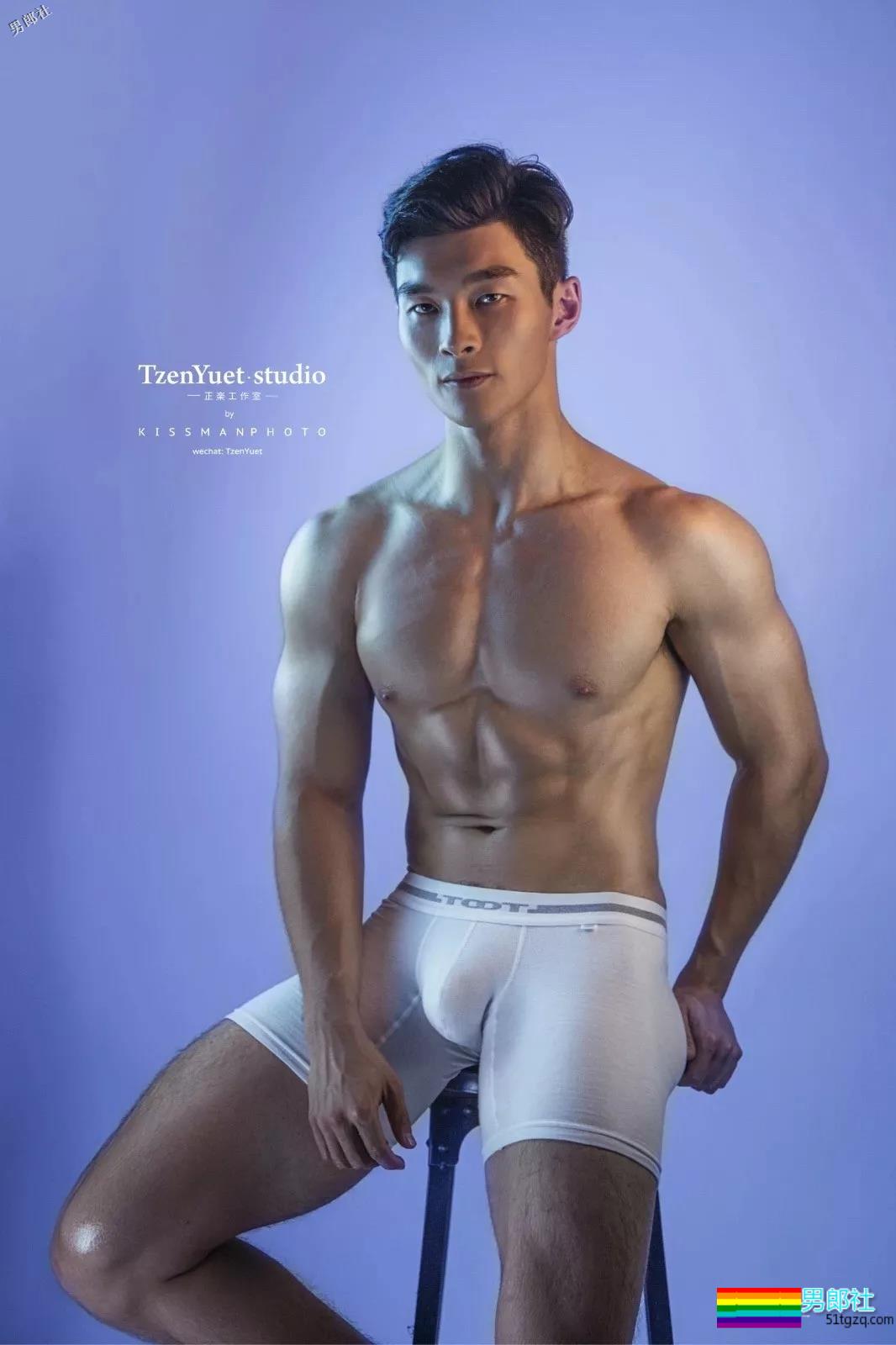 制服下隐藏的壮硕肌肉的正装空少,被肌肉师兄搂住~太Sexxy! - 51虹马 制服下隐藏的壮硕肌肉的正装空少,被肌肉师兄搂住~太Sexxy! - 51虹马