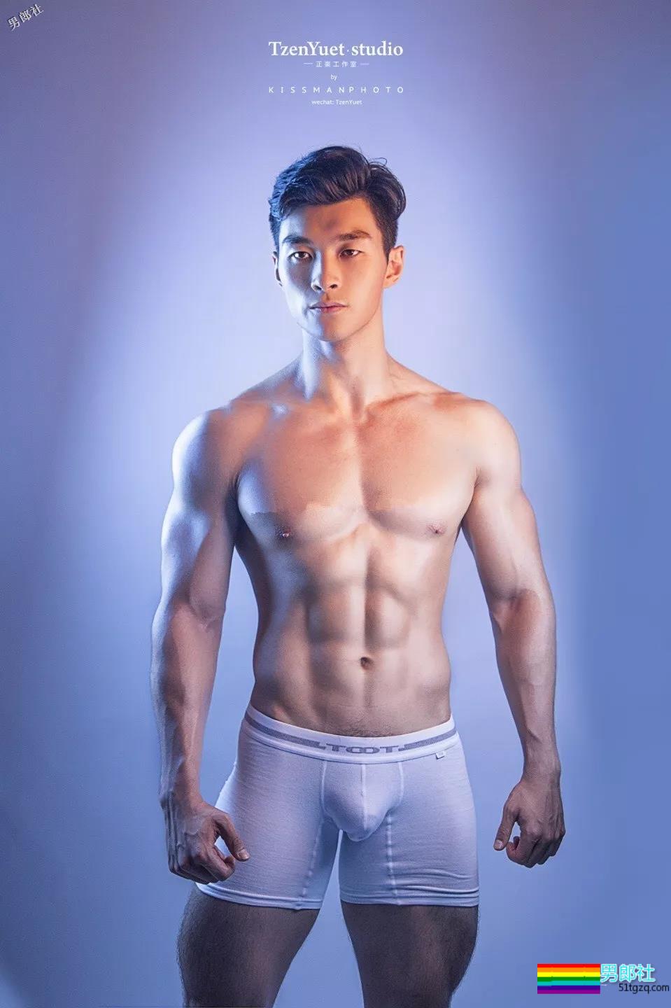 制服下隐藏的壮硕肌肉的正装空少，被肌肉师兄搂住~太Sexxy！ - 51虹马