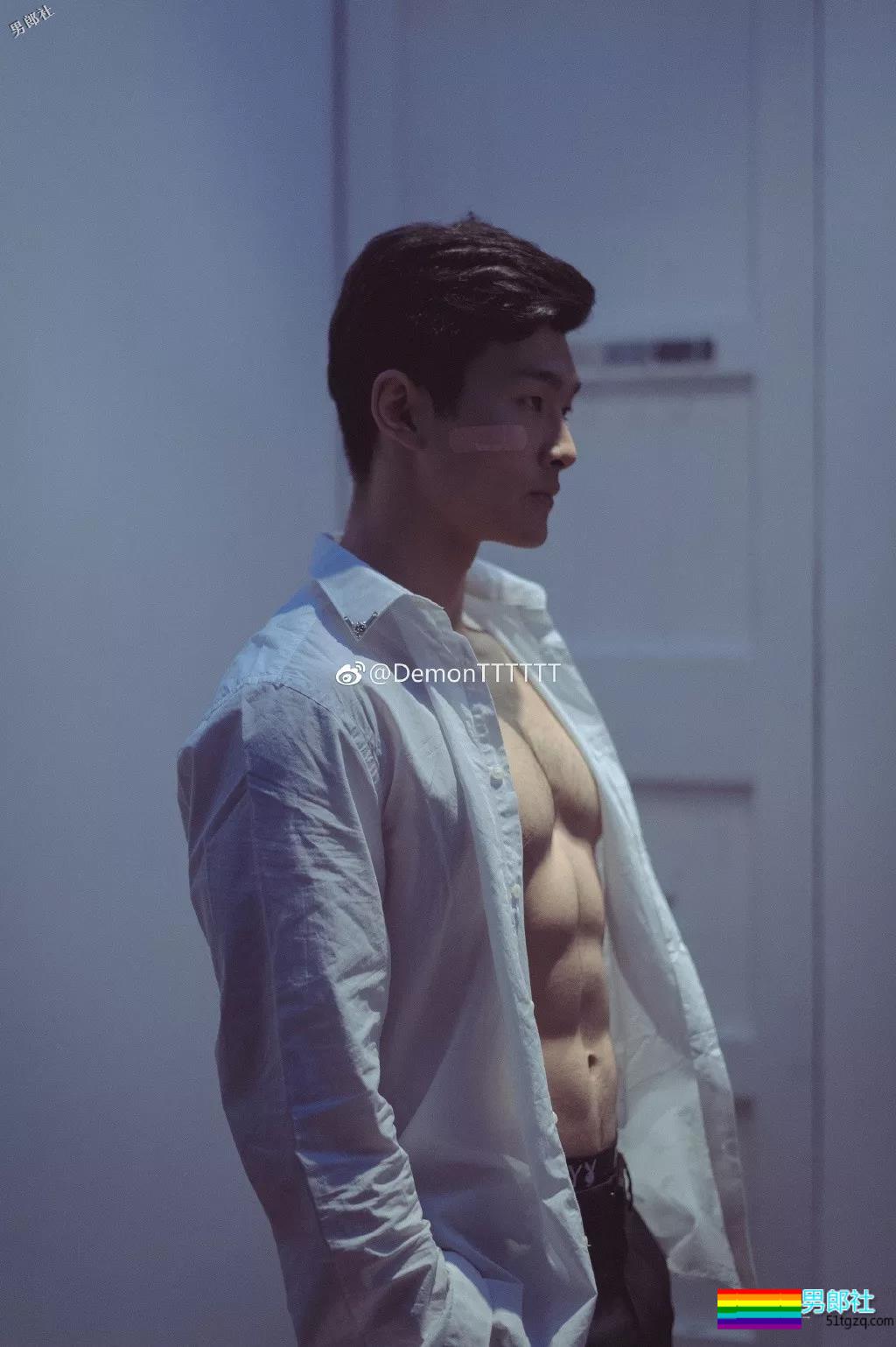 制服下隐藏的壮硕肌肉的正装空少,被肌肉师兄搂住~太Sexxy! - 51虹马 制服下隐藏的壮硕肌肉的正装空少,被肌肉师兄搂住~太Sexxy! - 51虹马