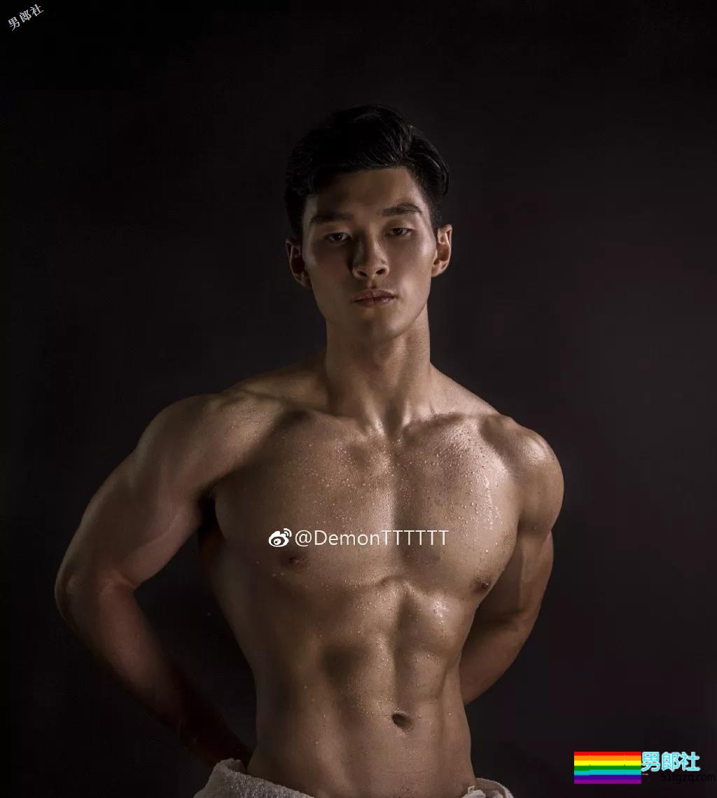 制服下隐藏的壮硕肌肉的正装空少，被肌肉师兄搂住~太Sexxy！ - 51虹马