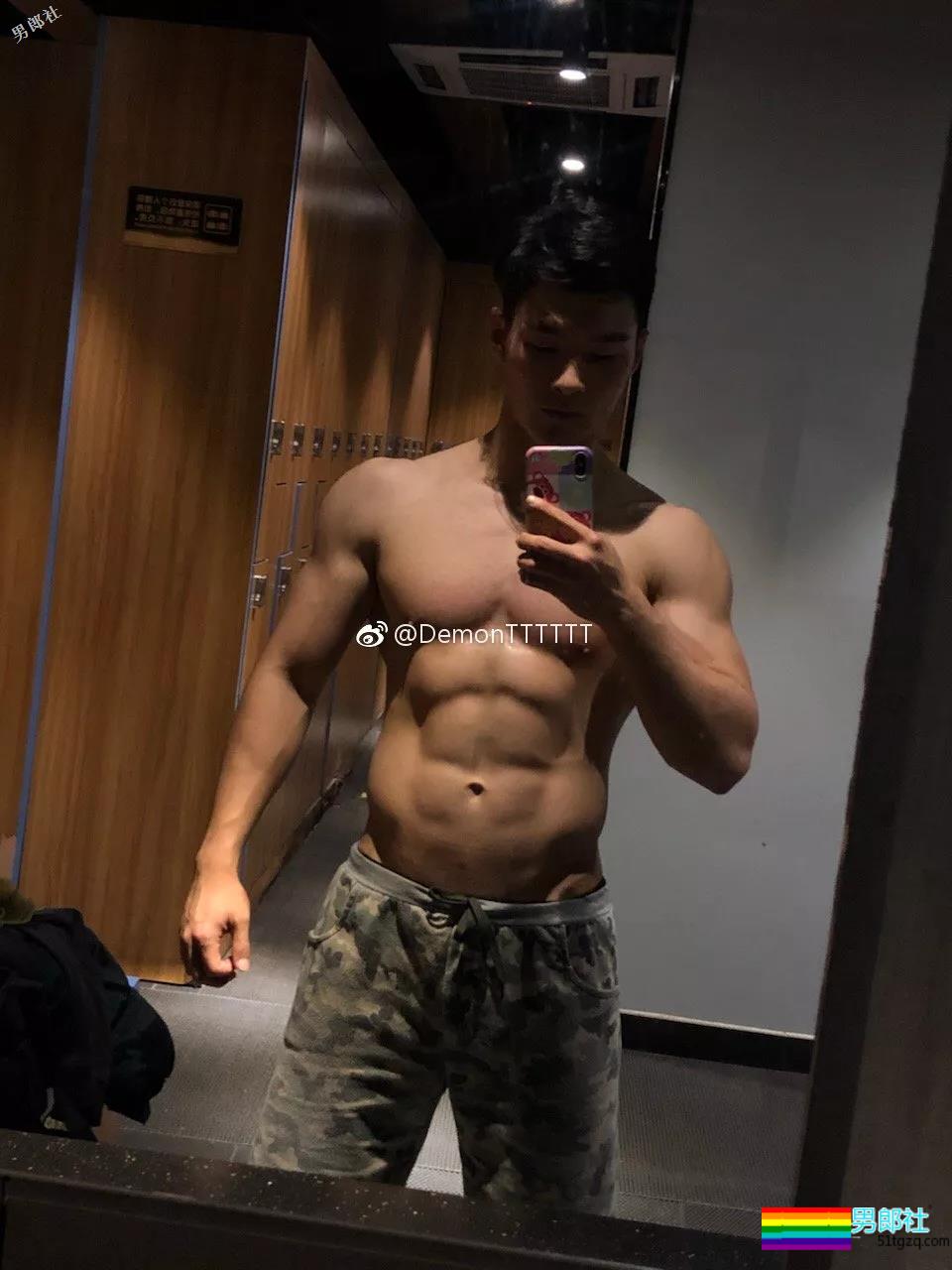 制服下隐藏的壮硕肌肉的正装空少,被肌肉师兄搂住~太Sexxy! - 51虹马 制服下隐藏的壮硕肌肉的正装空少,被肌肉师兄搂住~太Sexxy! - 51虹马