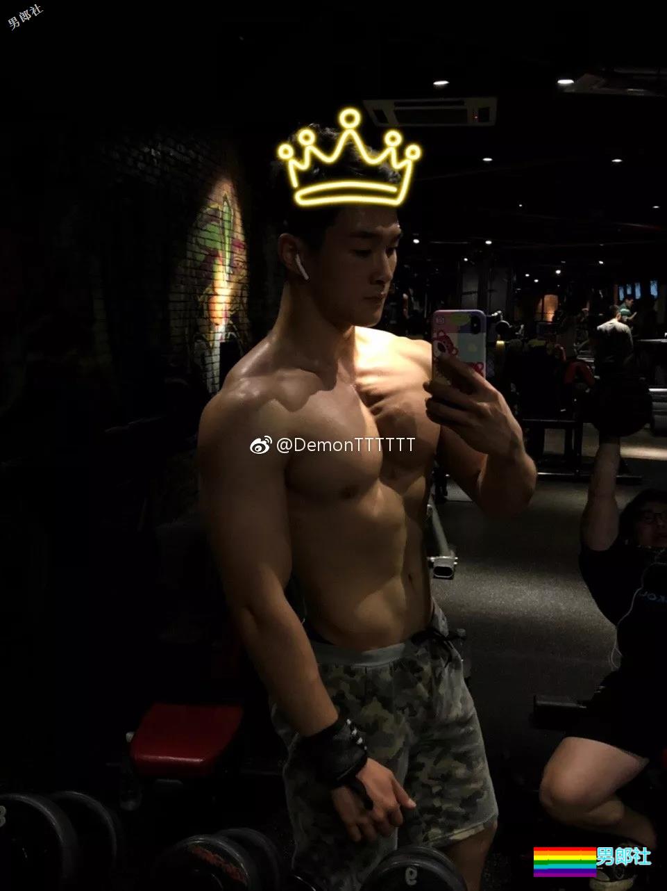 制服下隐藏的壮硕肌肉的正装空少，被肌肉师兄搂住~太Sexxy！ - 51虹马