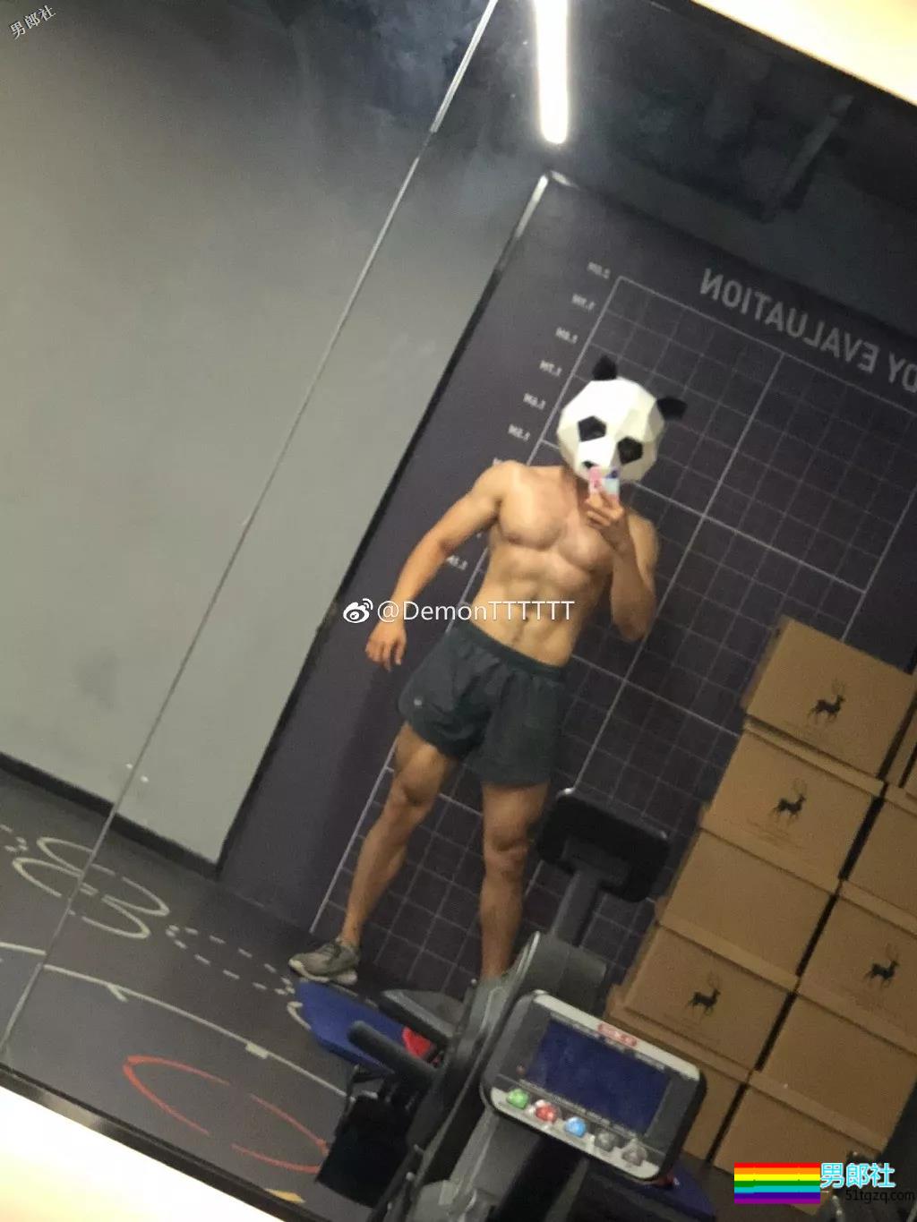 制服下隐藏的壮硕肌肉的正装空少,被肌肉师兄搂住~太Sexxy! - 51虹马 制服下隐藏的壮硕肌肉的正装空少,被肌肉师兄搂住~太Sexxy! - 51虹马