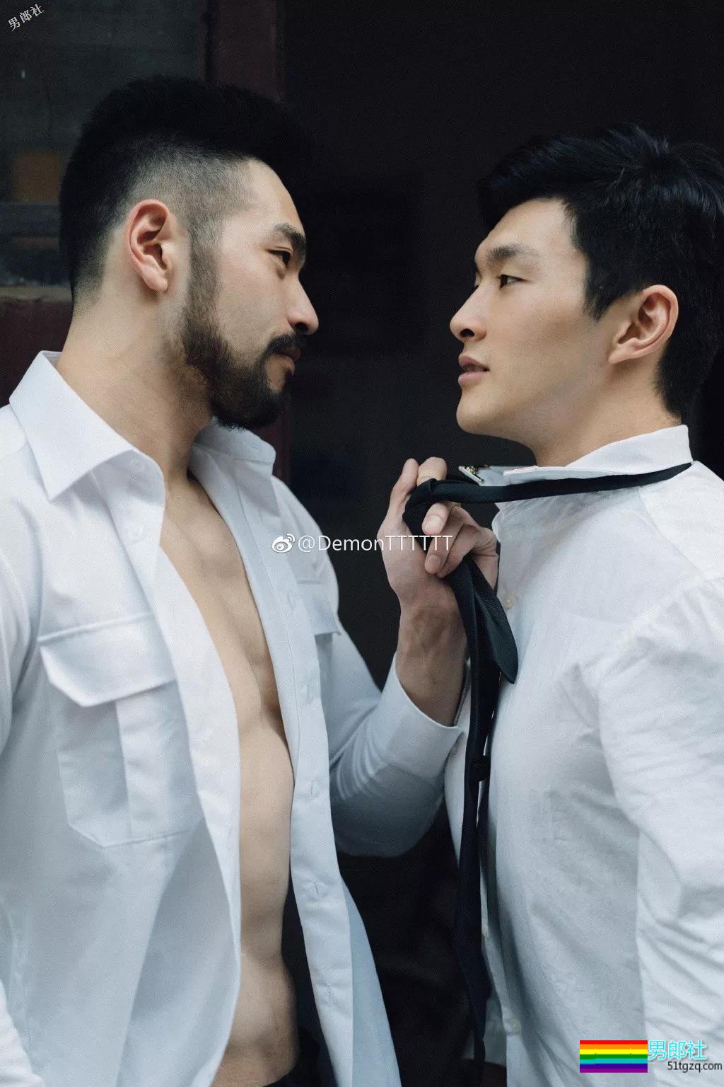 制服下隐藏的壮硕肌肉的正装空少，被肌肉师兄搂住~太Sexxy！ - 51虹马