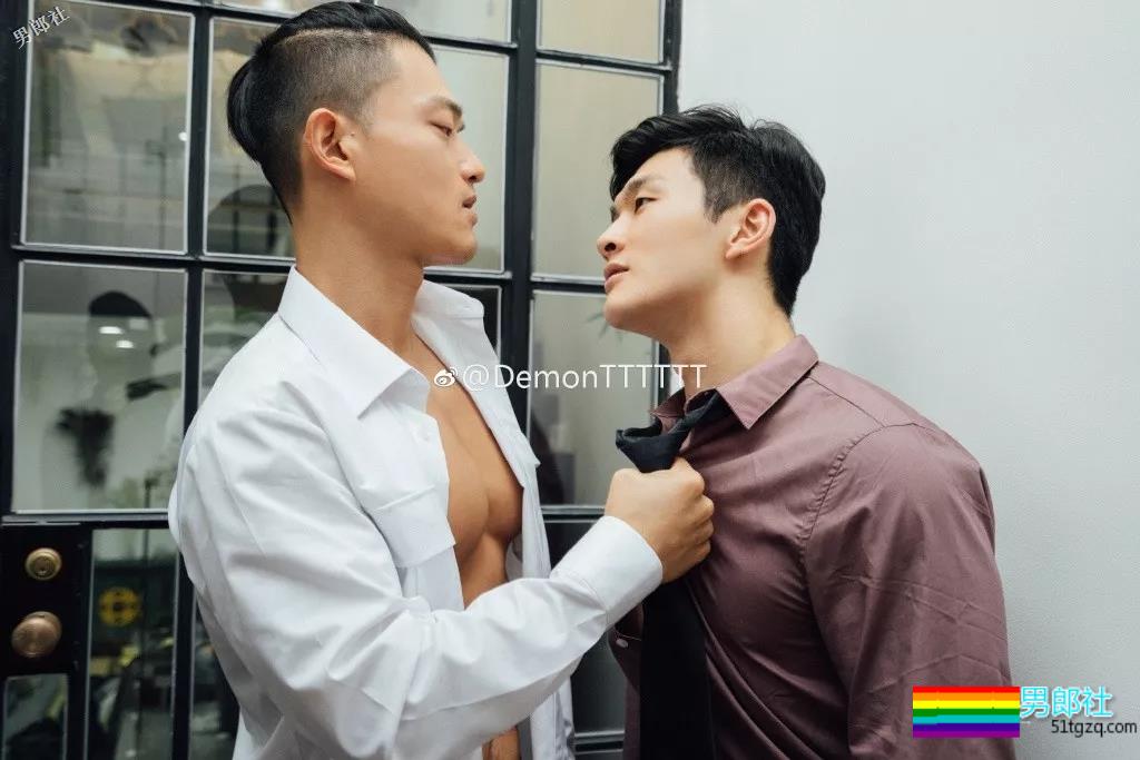 制服下隐藏的壮硕肌肉的正装空少,被肌肉师兄搂住~太Sexxy! - 51虹马 制服下隐藏的壮硕肌肉的正装空少,被肌肉师兄搂住~太Sexxy! - 51虹马