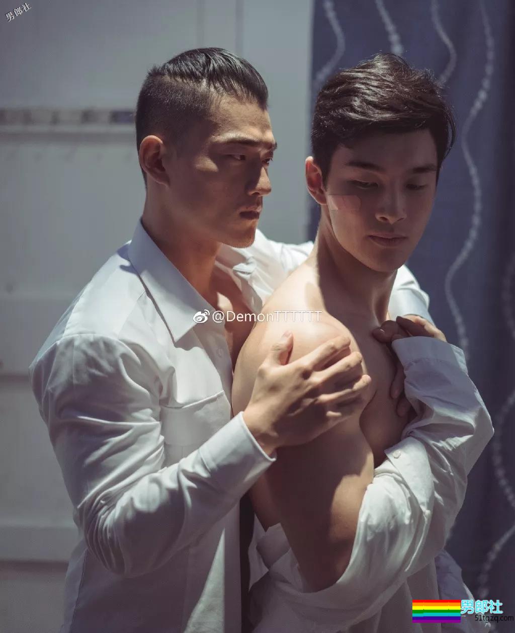 制服下隐藏的壮硕肌肉的正装空少，被肌肉师兄搂住~太Sexxy！ - 51虹马